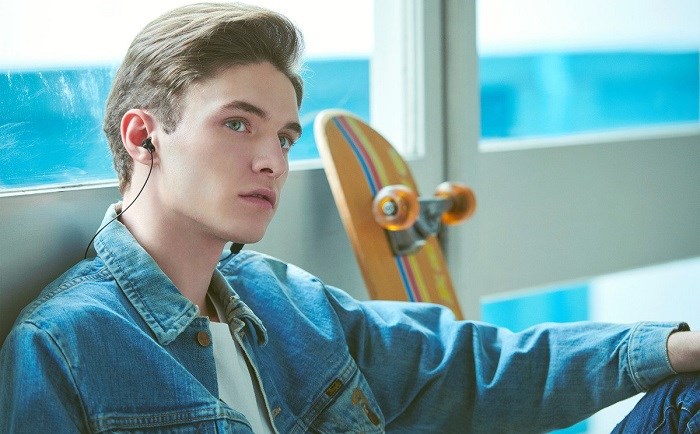 Sony WI-C300 podpora hlasového ovládání